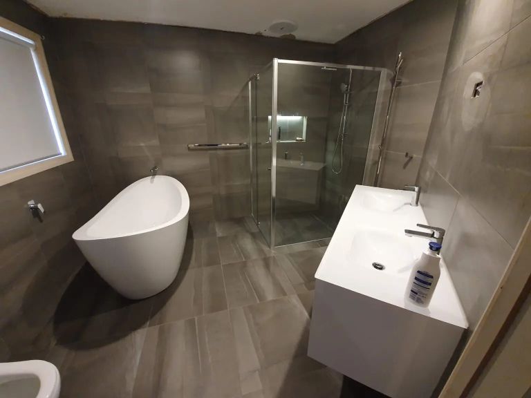 Bathroom tiled 600 x 600 Porcelian tile Lapparto grey look 1536x1152 1 768x576