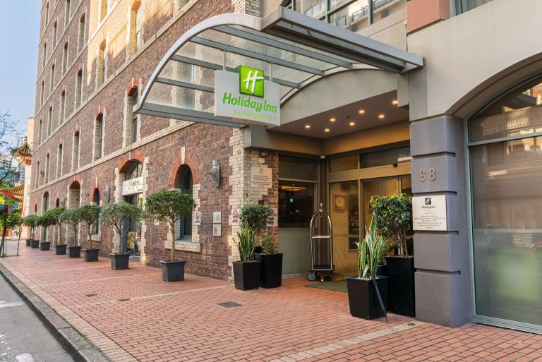 Holiday Inn darling harbour Front 768x513